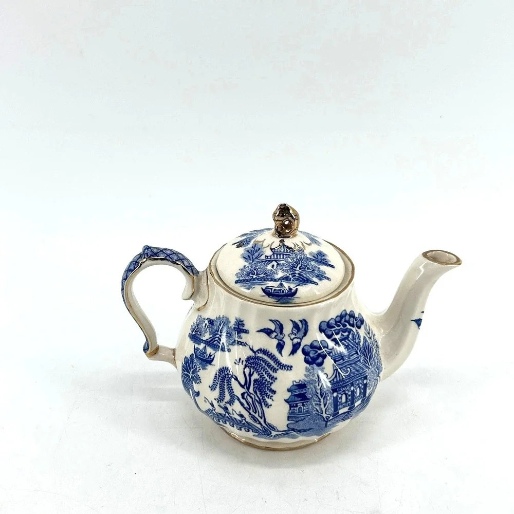 VTG Sadler Blue Willow Teapot Blue White Chinoiserie Ceramic Gold Trim Pagoda